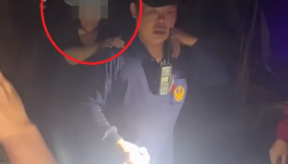 影/南投嬤爬妙華山迷路墜邊坡　搜救人員聞聲救援送醫