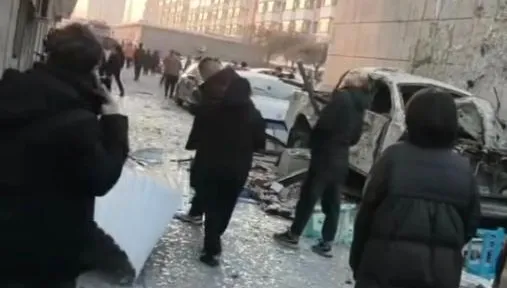 影/人從車庫飛出！內蒙社區爆炸震碎10多戶門窗　用煤氣不慎釀禍
