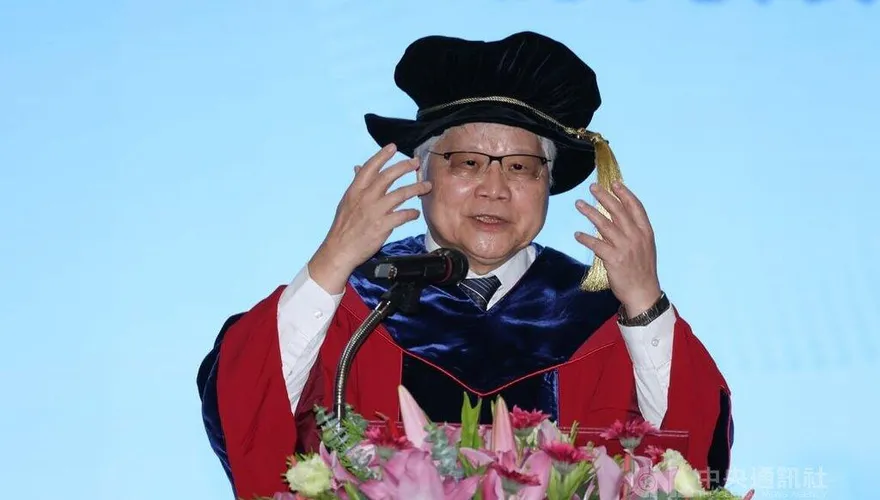 台積電董事長魏哲家獲亞大頒名譽博士　感謝張忠謀提攜