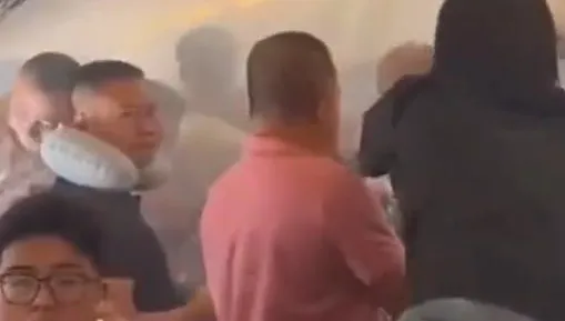 影/陸東航機艙驚傳起火！剛落地「飄焦味」　乘客驚恐合力撲滅