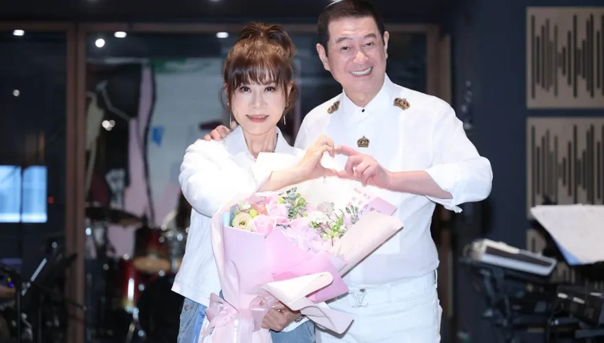 蔡小虎捧玫瑰花曝與龍千玉「真實關係」　親揭缺席她演唱會原因