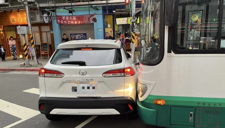 影/新北板橋公車、自小客擦撞　車頭毀損幸無人傷