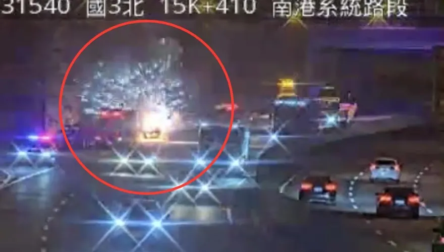 影/國道3號南港段火燒車　車輛陷火海爆炸火星四散