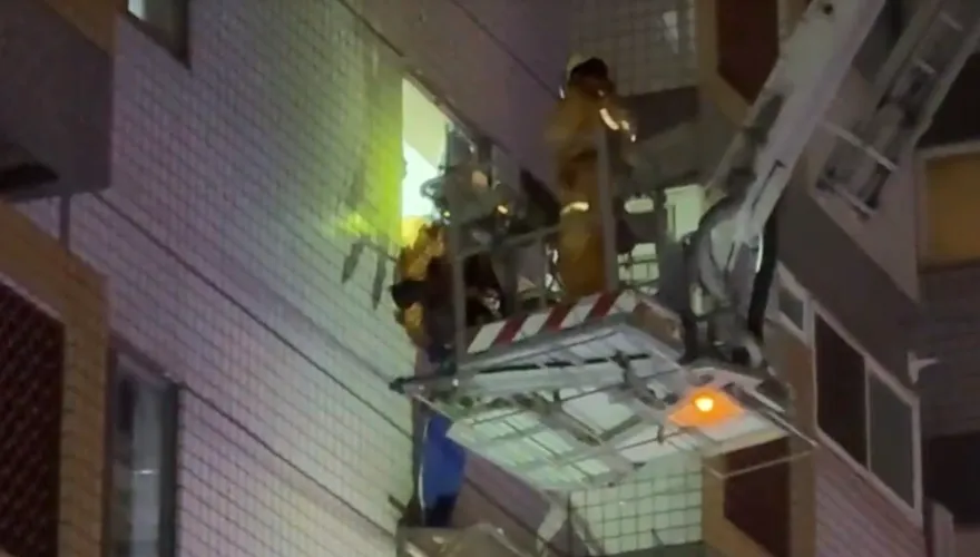 影/驚險！台中男童緊抓5樓冷氣室外機　消防局出動雲梯車救人