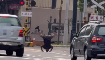 柵欄已放下！彰化阿伯平交道前「倒立看火車」　警要開罰