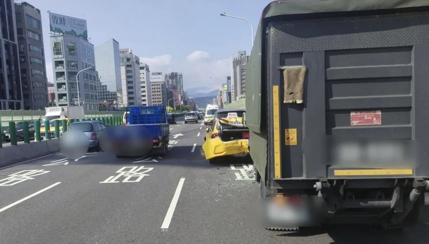 北市建國高架3車連環撞　4人受傷送醫