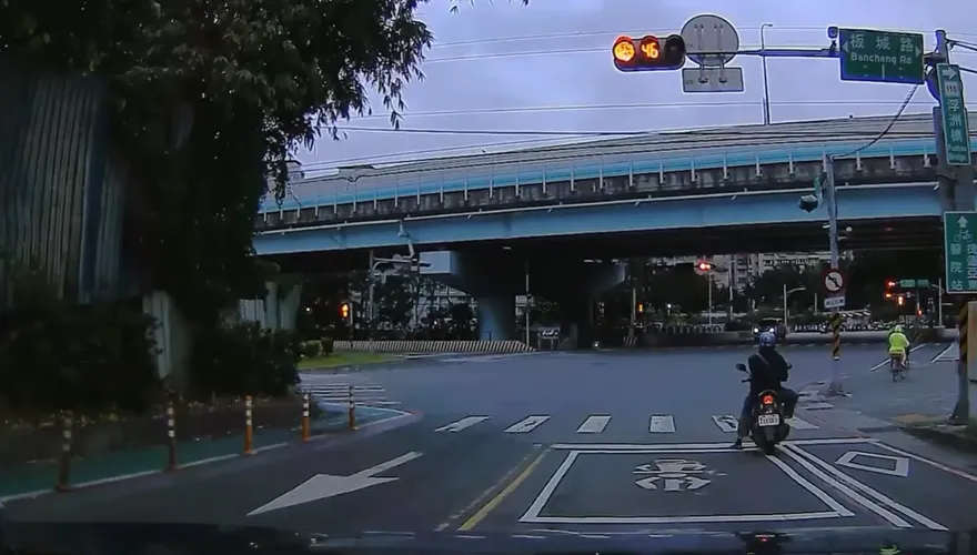 女兒突昏迷嘴發紫！ 父飆車搶命狂喊借過　200萬人看哭