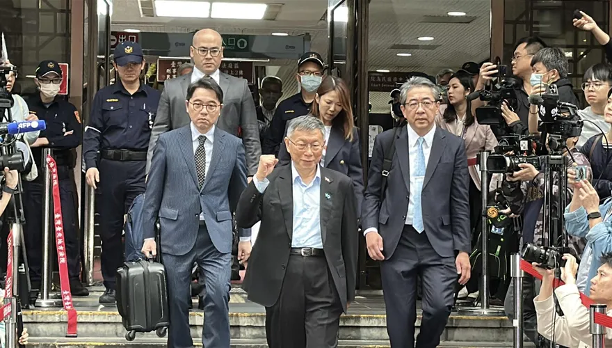 影/柯文哲判17年求降保失敗　走出北院「振臂微笑」