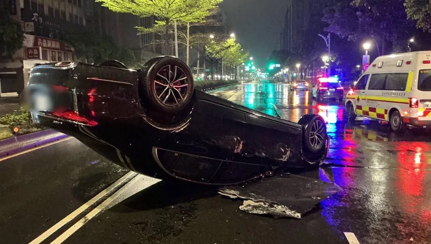 影/北市轎車猛撞工程車「慘翻路中」　駕駛一測竟酒駕