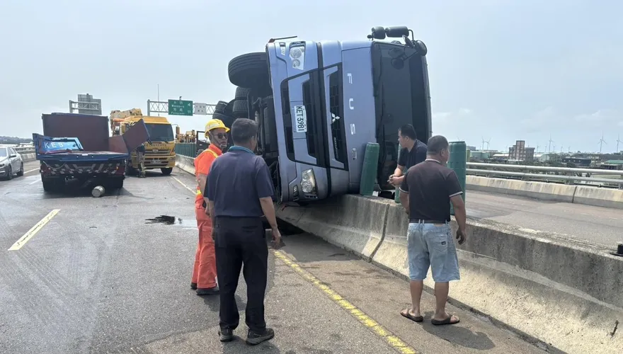 台61線王公路段聯結車撞翻槽車　1駕駛受傷送醫