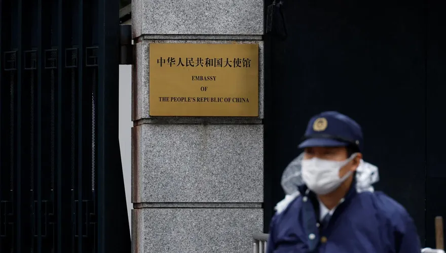 不忍了！日自衛隊員持刀闖陸使館　《新華社》「連六問」狂轟