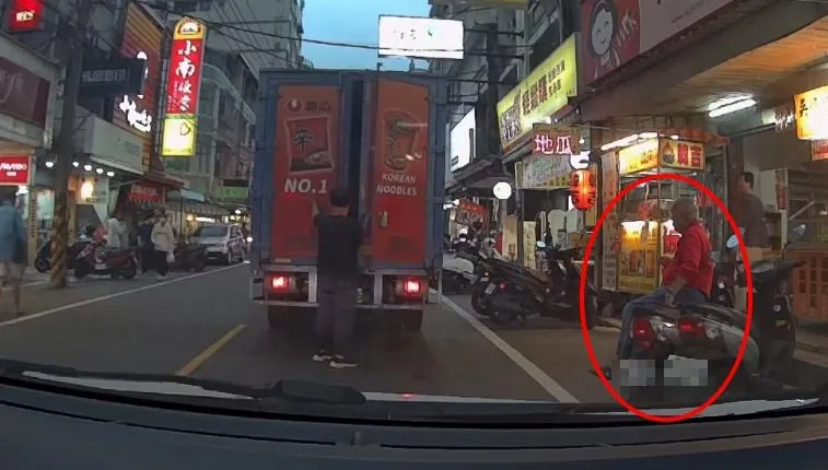 影/貨車忘關門上路！車門甩開撞機車險砸阿伯