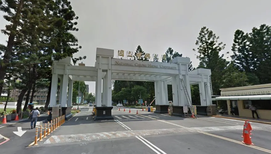 「太可怕！」大叔變裝JK格裙潛入中興女宿　保全攔截了