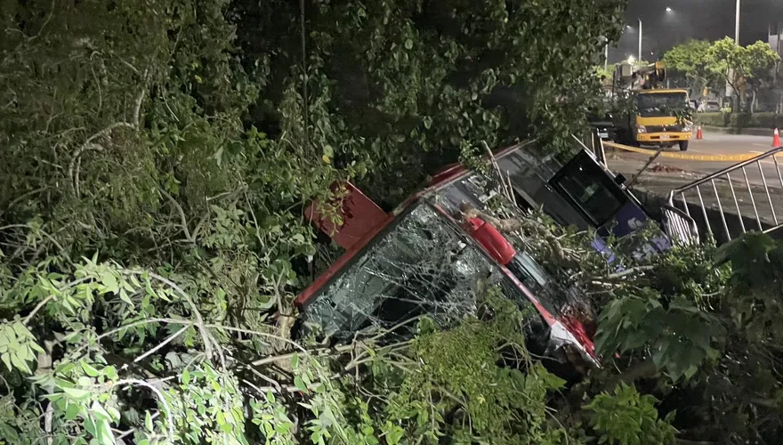 影/司機疑暈眩！龍井617路公車墜坡　10米長樹枝刺入車廂2傷