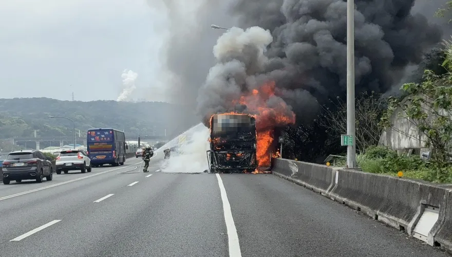 影/五楊高架桃園段遊覽車突燃燒「變火球」　25人急逃命