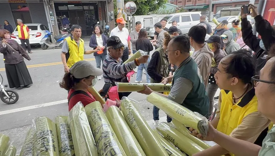 影/與香燈腳結緣！雲林發放1700條「媽祖瑜伽墊」　千人排13小時