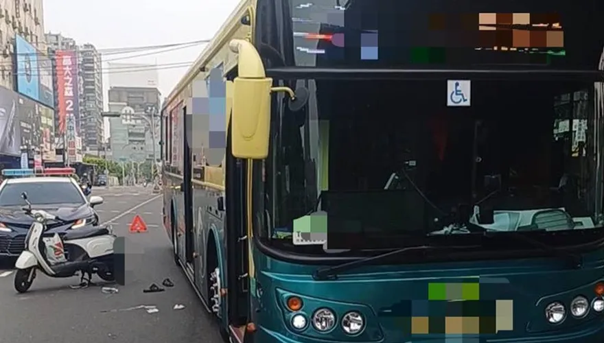 影/高雄民族陸橋公車下坡　72歲翁突鬼切左轉挨撞命危
