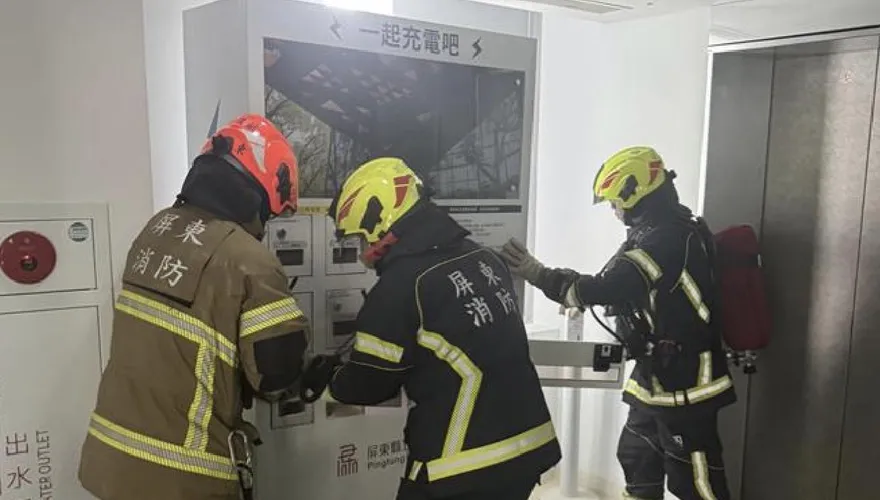 屏東總圖書館火警緊急疏散　公共行動電源狂冒煙