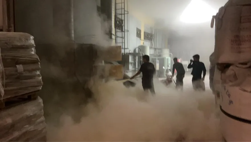 花壇食品容器廠深夜起火！場內一片霧茫茫　出動21人搶救