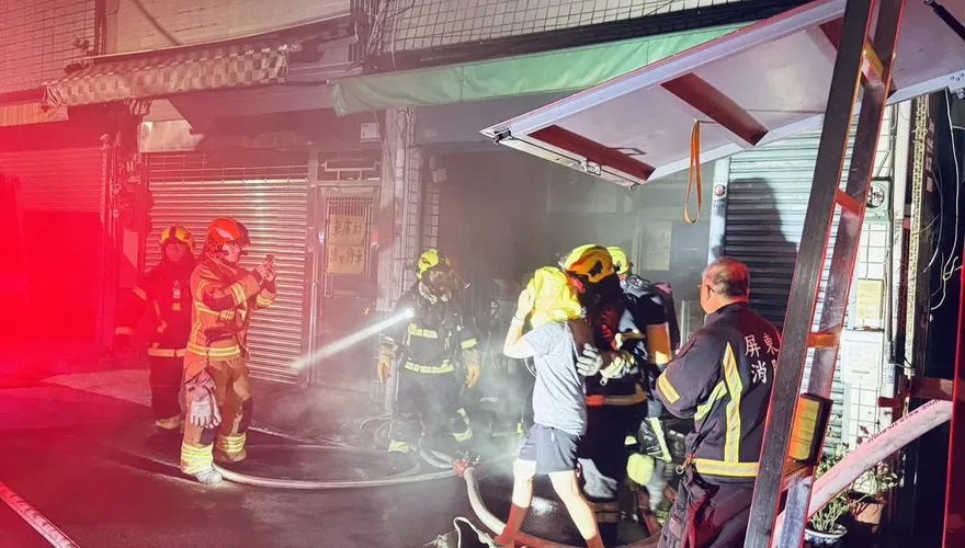 影/屏東昆明街深夜火警！警消迅速撲滅　一家四口獲救