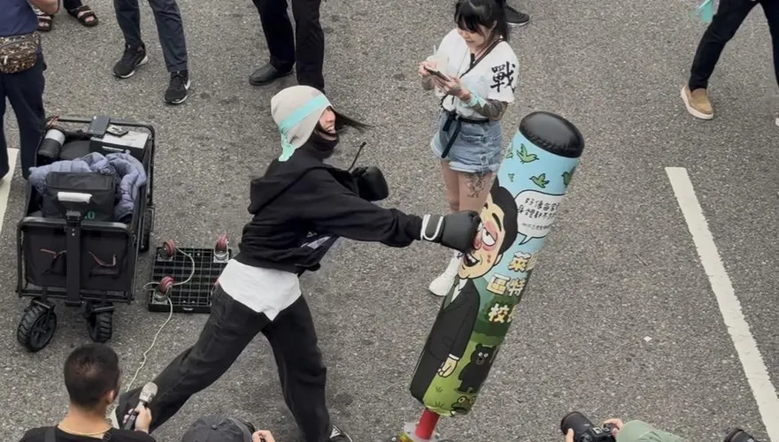 影/逾萬小草集結凱道！聲援柯文哲　痛罵豺狼當家打人偶
