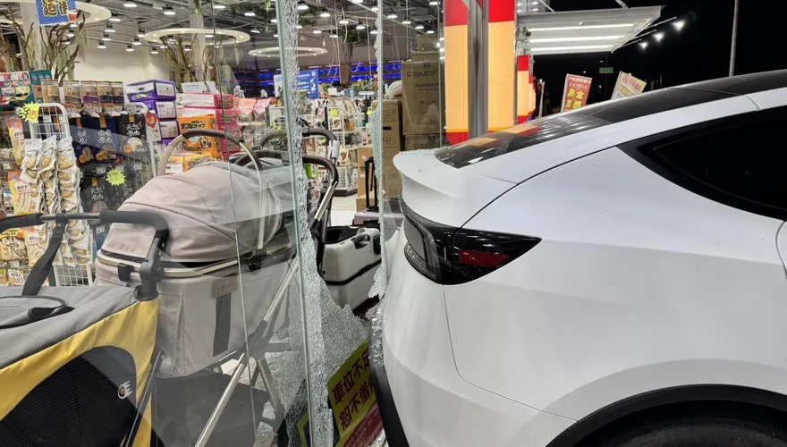 影/高雄特斯拉「倒車入店」玻璃碎滿地　女店員無奈眼神死