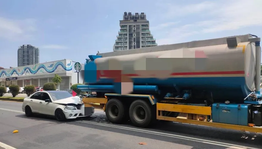 宜蘭驚悚撞擊！酒駕賓士直插油罐車尾　引擎蓋全毀