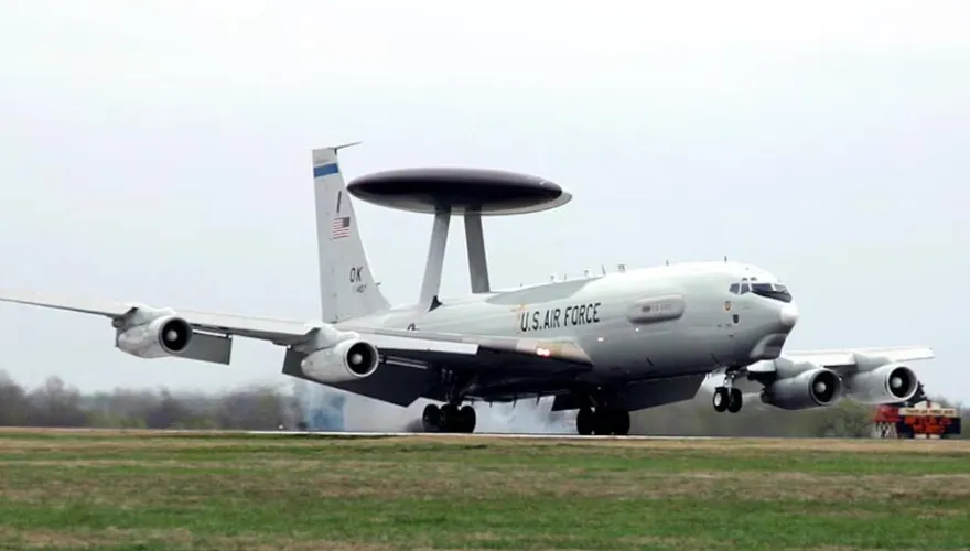 美軍「空中之眼」慘被伊朗炸毀！E-3偵察機「斷兩截」畫面曝光