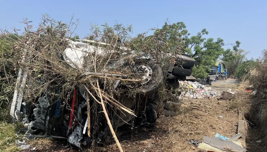 影/國1嘉義段貨櫃車「疑爆胎」衝破護欄墜邊坡　司機輕傷
