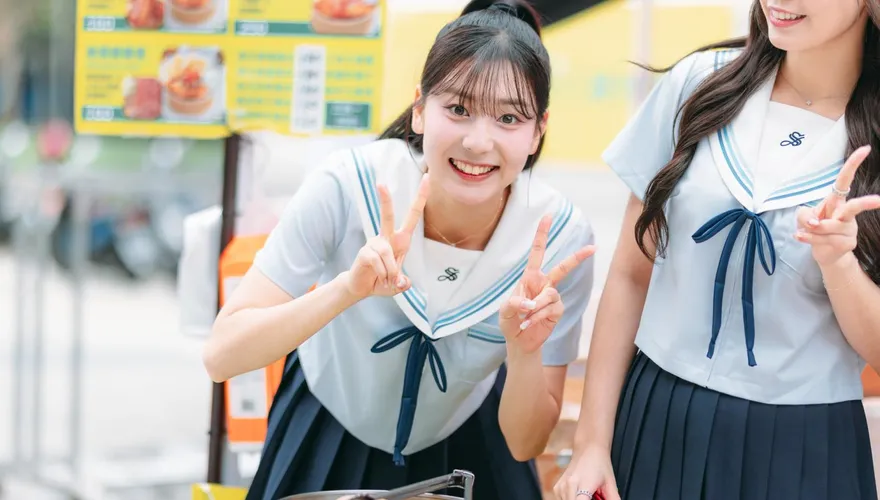 洋基女孩放電連發！ 睦那京學生服打飯「偷吃」　粉絲擠爆福利社