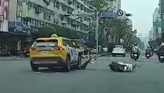 影/三重殘酷事故！計程車綠燈一亮撞騎士「連人帶車輾過」