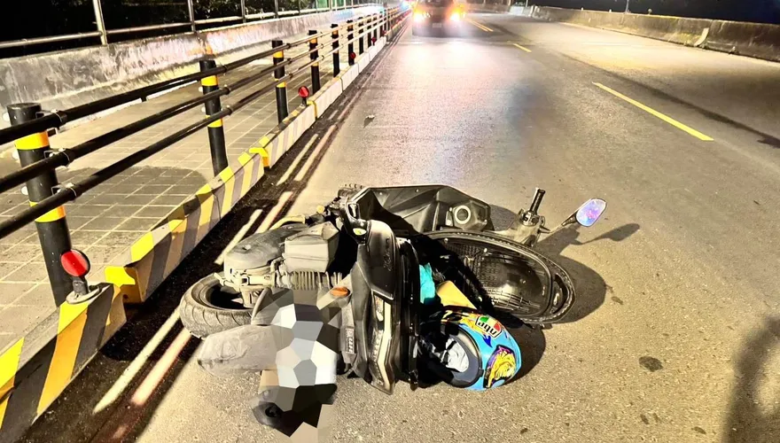 影/重創吐血！三峽女騎車過彎自撞噴飛　一度失去生命跡象