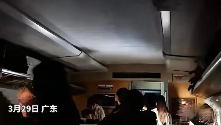 快悶死！陸暴雨高鐵「啪」突斷電　卡漆黑隧道3小時乘客崩潰