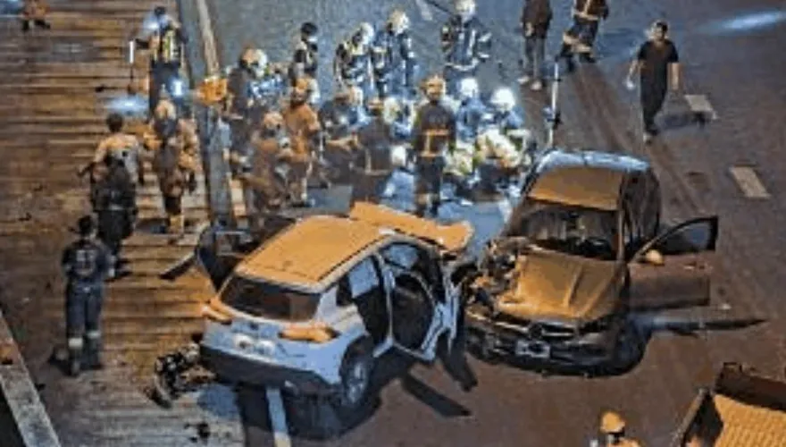 影/人如砲彈般噴飛！國3「賓士、休旅車相撞」慘烈畫面曝光
