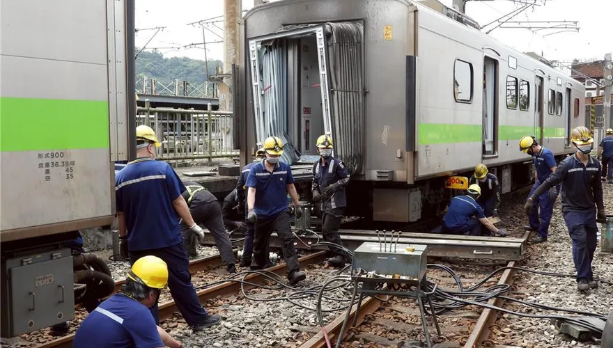 台鐵七堵調車場「列車相撞、多節車廂出軌」！交通部震怒：限3天調查
