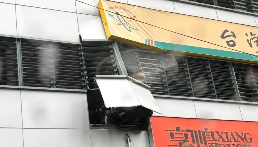 影/非玩命關頭劇照！板橋翁開車撞破停車場「半輛懸空」