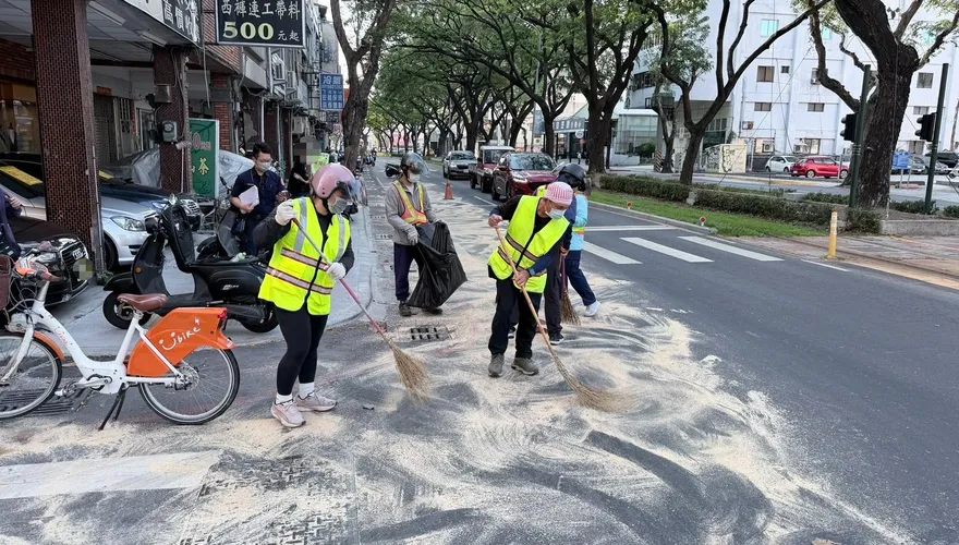 影/高雄計程車漏油路面成溜冰場！　2騎士打滑受傷