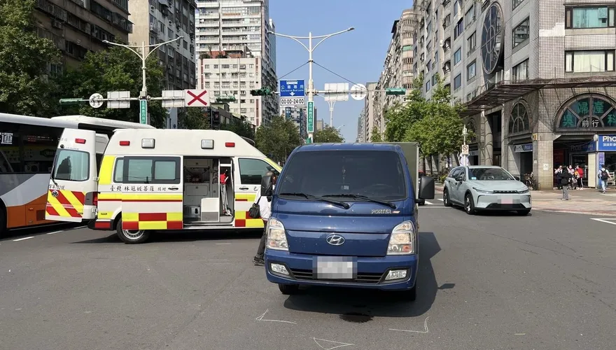 影/公車未到站女乘客下車遭貨車撞飛　司機違規警開罰