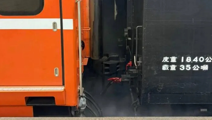 台鐵貨物列車南港站冒白煙　莒光號車廂轉向架鬆軔釀異常