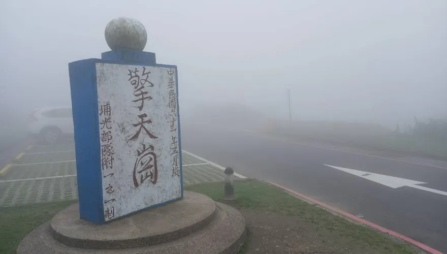 排公車雨傘佔位被踢走　擎天崗大媽怒槓年輕人：十幾年都這樣放