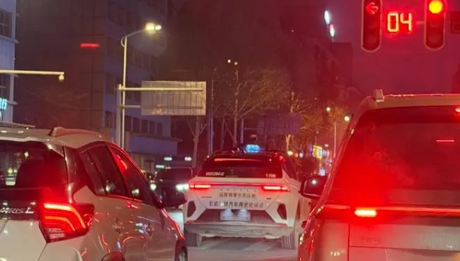 停在路中央！陸無人駕駛車「蘿蔔快跑」武漢集體罷工　乘客困2hrs