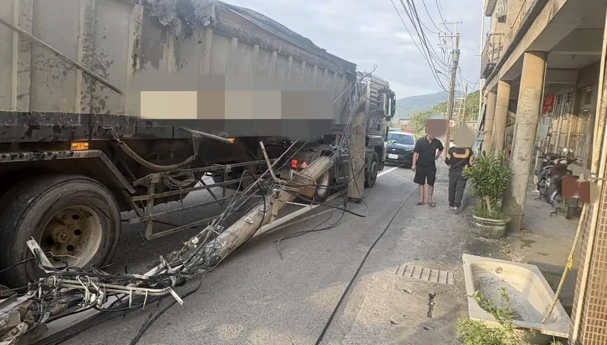 宜蘭頭城慘烈車禍！砂石車「撞碎電線桿」還釀114戶停電