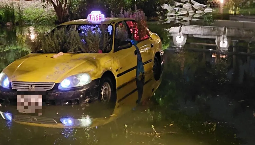 高美館湖面驚見計程車！警消急救援 真相是裝置藝術