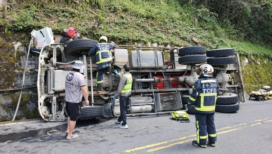中橫公路水泥預拌車翻覆　駕駛受困頭、腳受傷送醫