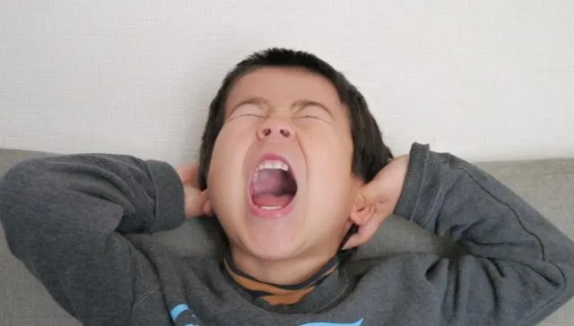 孩子老是推人、打人？醫：體內「警報器」太靈敏惹的禍