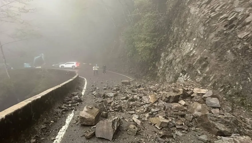 大雪山林道土石崩落驚悚畫面曝　道路雙向受阻3小時