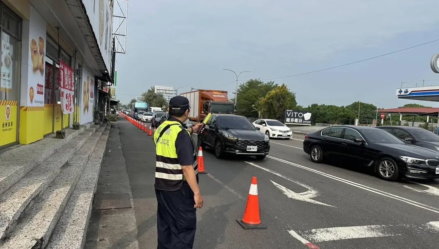 影/清明連假逾3300車衝墾丁！台1線水底寮調撥疏導