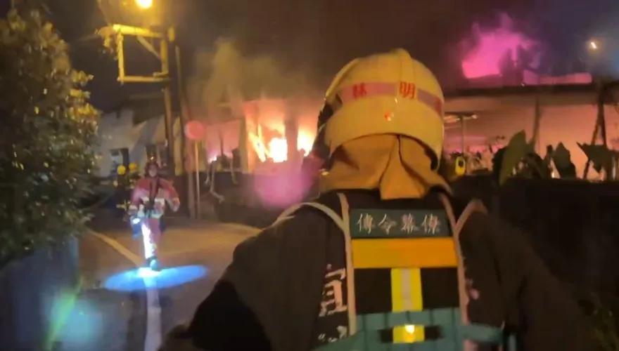 影/鋼瓶連環爆炸聲不斷！宜蘭鐵工廠惡火狂燒　員工急逃出