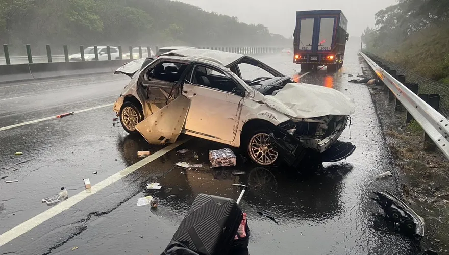 影/疑雨天濕滑！國3北上苑裡段轎車撞護欄　釀2死1傷悲劇