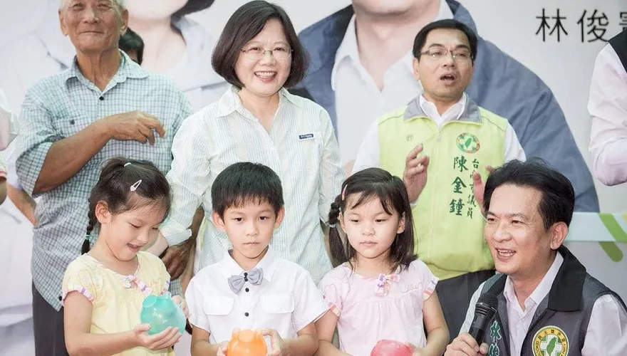 陳佩琪質疑「三隻小豬」金流　林俊憲搬法規狠酸：難怪白營帳算不清